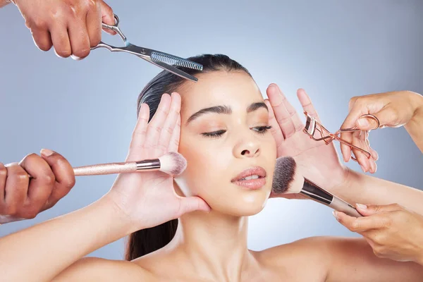 Salon Make Tvář Ženy Štětcem Studiu Pro Wellness Krásu Kosmetiku — Stock fotografie