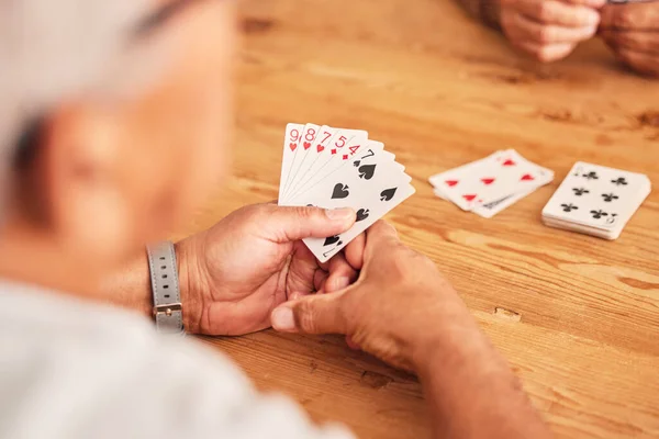 Руки Карты Пожилой Человек Играющий Покер Столом Гостиной Дома Престарелых — стоковое фото
