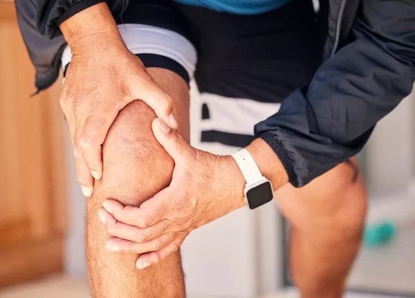 运动后 伤害特写或膝部疼痛 运动中的身体训练意外 骨折或腿部运动后肌肉肌腱受伤者 — 图库照片