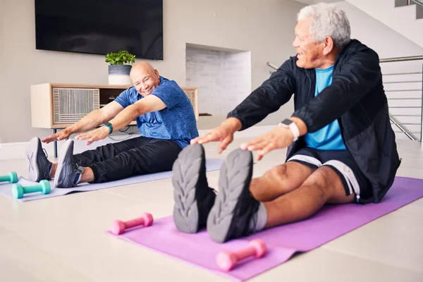 老年人 家庭或男子一起伸展腿 以便健康地进行训练 锻炼或锻炼 退休快乐 或有团队精神的老朋友 为健康 热身或灵活性而努力 — 图库照片