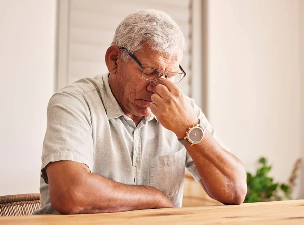 Stres Ból Głowy Staruszek Przy Stole Domu Okularach Zmartwienie Zmęczenie — Zdjęcie stockowe