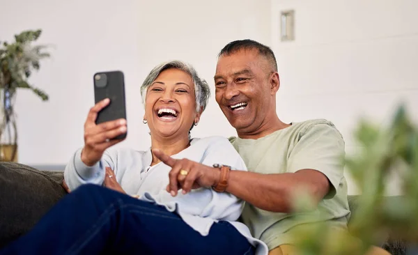 Aşk Telefon Yaşlı Çift Komik Sosyal Medya Mim Ine Gülüyorlar — Stok fotoğraf