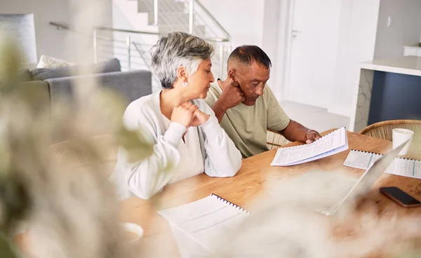 Senior Paar Und Planungsbudget Hausrechnungen Oder Versicherungen Mit Papierkram Zusammen — Stockfoto