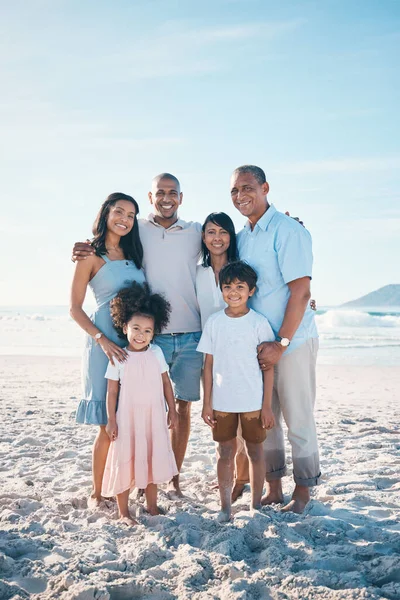 Παραλία Χαρούμενη Και Προσωπογραφία Μιας Μεγάλης Οικογένειας Ένα Ταξίδι Διακοπών — Φωτογραφία Αρχείου