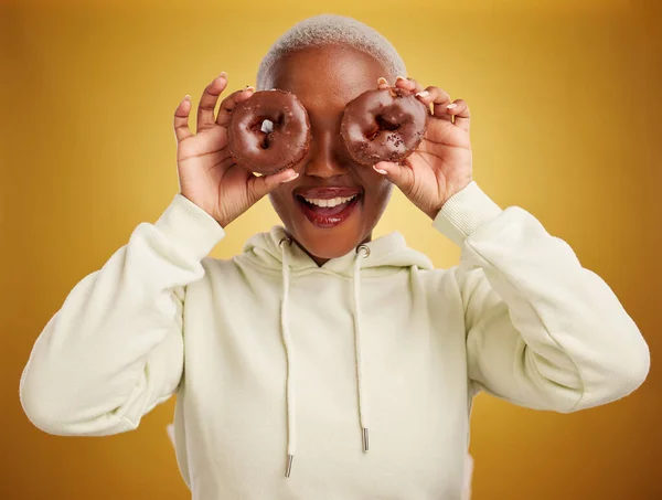 Gesicht Schokolade Und Donut Mit Einer Schwarzen Frau Studio Auf — Stockfoto