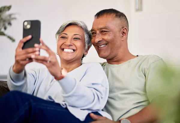 Aşk Selfie Mutlu Yaşlı Çiftler Bağı Rahatlayın Anı Fotoğrafı Çekin — Stok fotoğraf