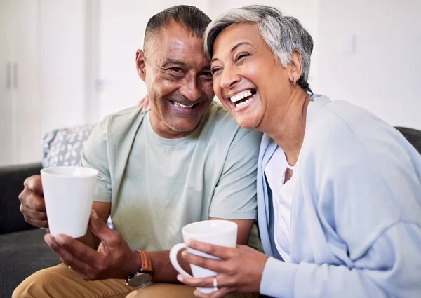Miłość Filiżanka Kawy Lub Para Seniorów Śmiejących Się Rozmawiających Cieszących — Zdjęcie stockowe