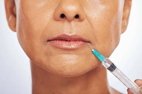 Bibir Suntikan Dan Wajah Wanita Untuk Operasi Plastik Studio Latar — Stok Foto