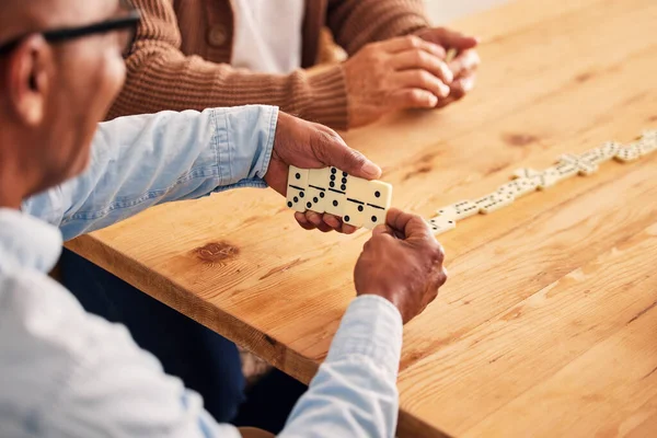 Handen Dominostenen Een Oudere Man Die Een Spelletje Speelt Aan — Stockfoto