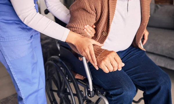 Eller Hemşire Hasta Destek Için Tekerlekli Sandalyede Tıbbi Hizmet Huzurevinde — Stok fotoğraf