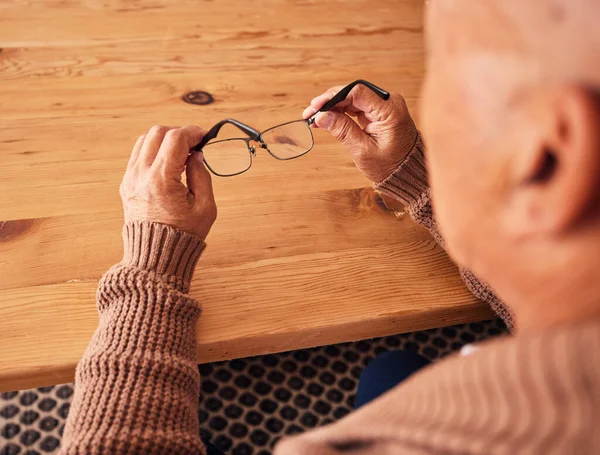 Senior Man Hand Holding Bril Oogverzorging Met Visie Recept Lens — Stockfoto