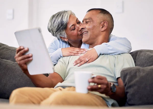 Senioren Paar Knuffel Tablet Bank Ontspannen Met Quality Time Huis — Stockfoto
