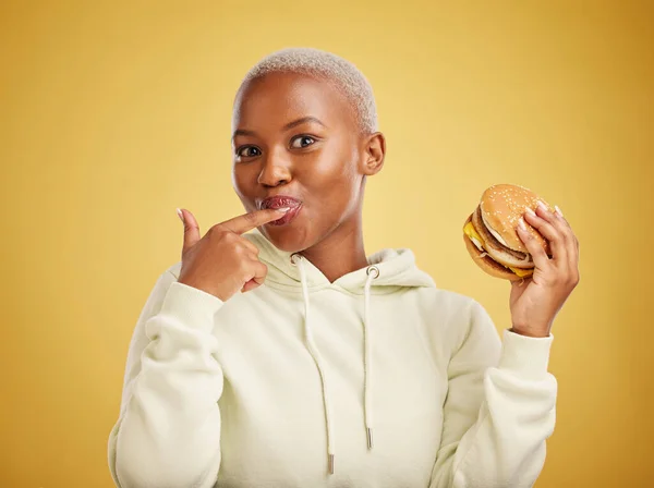 Burger Jedzenie Portret Kobiety Lub Studenta Żółtym Tle Studio Promocji — Zdjęcie stockowe