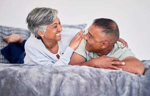 Sevgi Sohbet Olgun Bir Çift Yatakta Dinlenirken Kaynaşırken Birlikte Vakit — Stok fotoğraf