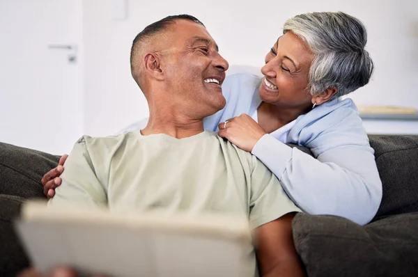 Aşk Tablet Mutlu Yaşlı Çiftler Birleşmesi Rahatlayın Postaları Kontrol Edin — Stok fotoğraf