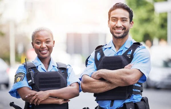 Happy Şehirde Güvenlik Güvenlik Adalet Için Kollarını Kavuşturan Portre Polis — Stok fotoğraf