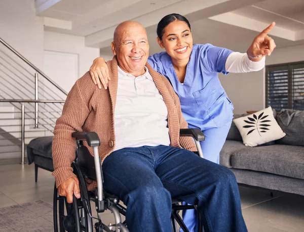 Anciano Silla Ruedas Cuidador Feliz Señalando Hablando Con Apoyo Salud —  Fotos de Stock