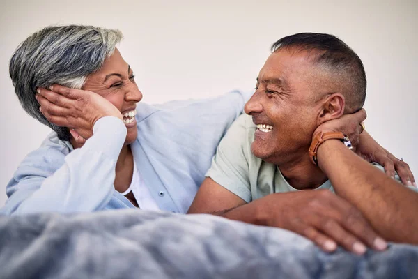 Aşk Yatak Odası Yüzü Yaşlı Çift Gülüyor Kaynaşıyor Birlikte Güzel — Stok fotoğraf
