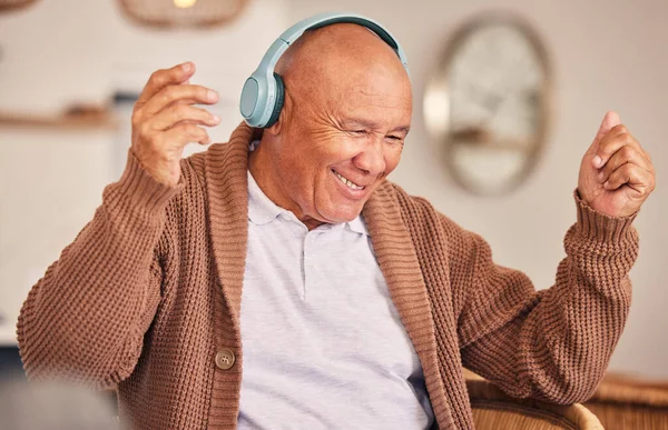耳机或快乐的老人听收音机 在家里放松一下 享受一下退休生活 自由或老年人独自跳舞 微笑或流淌声音 歌曲或音频 — 图库照片