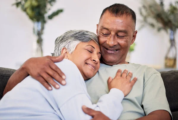 Emeklilik Sevgi Ilgi Aile Evinde Rahatlamak Için Kanepede Oturan Olgun — Stok fotoğraf