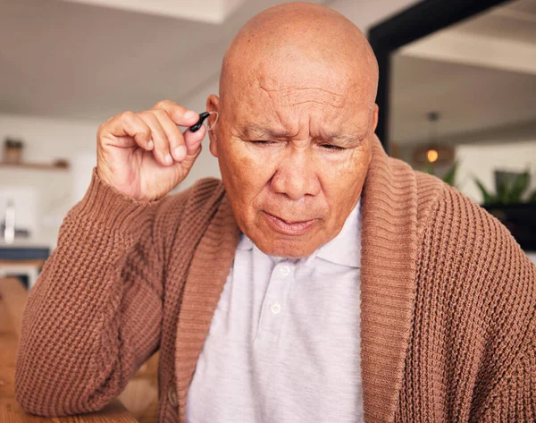 Starszy Pan Aparat Słuchowy Dłoń Dla Uszu Zdrowie Zdrowie Emeryturze — Zdjęcie stockowe