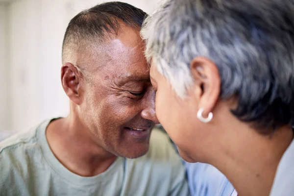 Yakın Çekim Alın Yaşlı Çift Aşkla Evlilikle Emeklilikle Mutluluk Romantizm — Stok fotoğraf