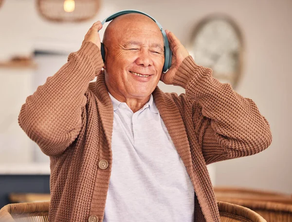 Feliz Sênior Homem Com Fones Ouvido Para Música Podcast Áudio — Fotografia de Stock