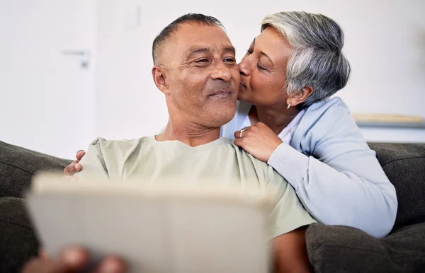 Evlilik Öpüşme Emeklilik Evde Kaliteli Zaman Geçirmek Için Kanepede Oturan — Stok fotoğraf