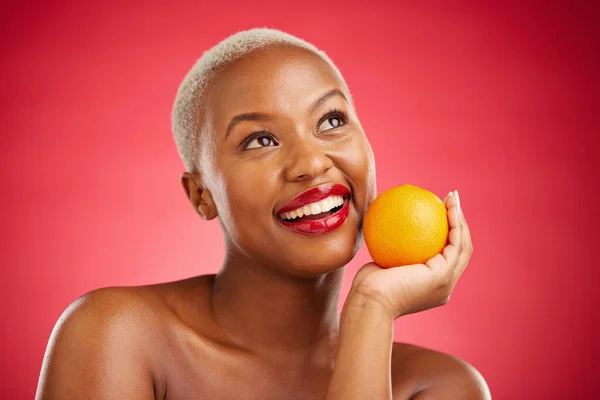 Oranžová Myslící Černá Žena Péčí Pleť Kosmetikou Vitamínem Červeném Pozadí — Stock fotografie