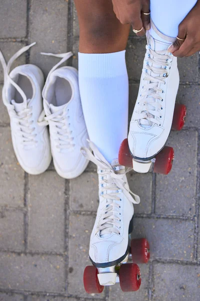 위에는 재미로 취미로 거리에서 여자의 스케이트와 다리를 여자의 준비를 것이다 — 스톡 사진