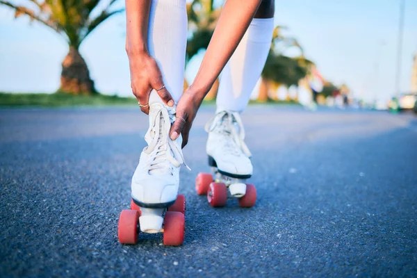 Beinverletzungen Rollschuhe Und Hände Auf Der Straße Für Übungsunfälle Workout — Stockfoto