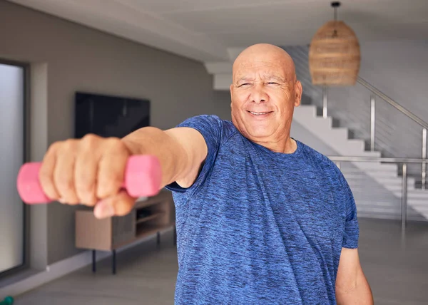 Halteres Mão Homem Velho Casa Treino Fitness Para Poder Exercício — Fotografia de Stock