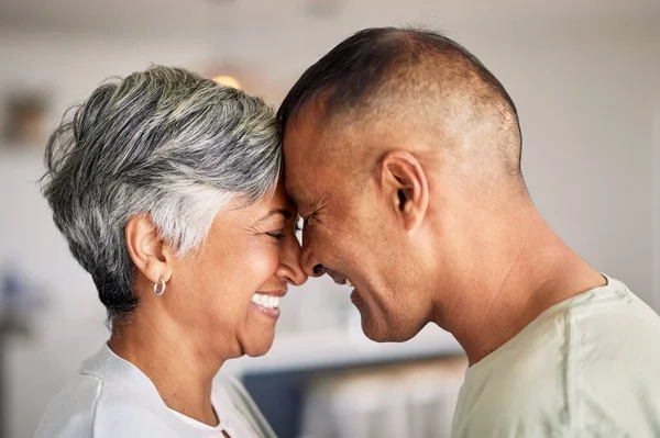Evleri Alnları Aşkla Mutlulukla Emeklilikle Romantizmle Sevgiyle Bağlılıkla Dolu Yaşlı — Stok fotoğraf