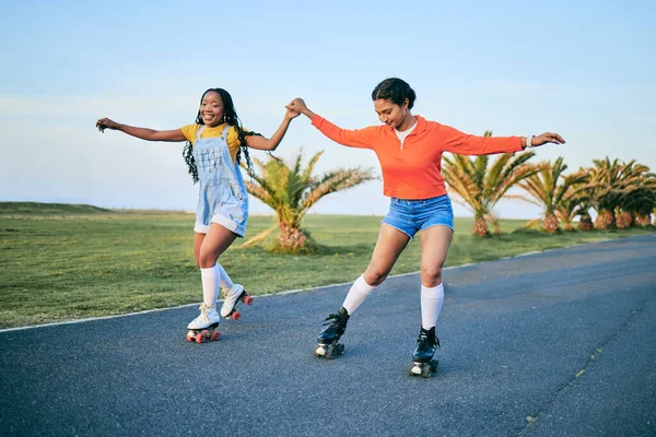 Rolschaatsen Handjes Vasthouden Vrienden Straat Voor Training Oefening Training Buiten — Stockfoto