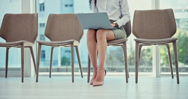 Kobieta Nogi Lub Laptop Poczekalni Dla Rekrutacji Lub Możliwości Pracy — Wideo stockowe