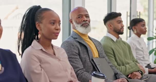 与商人一起在办公室面试 开会或参加研讨会的脸 排和黑人 一名非洲商人与员工在办公室候车室的公司 团队和肖像 — 图库视频影像
