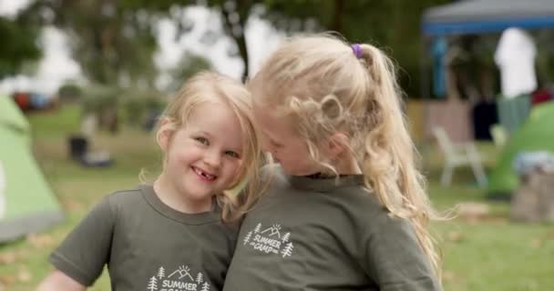 Familie Camp Und Kindergesicht Umarmen Einen Wald Spaß Und Bindung — Stockvideo