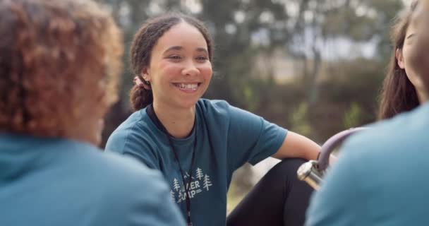 Vrijwilliger Glimlach Een Kamp Counselor Groep Praten Buiten Tijdens Het — Stockvideo