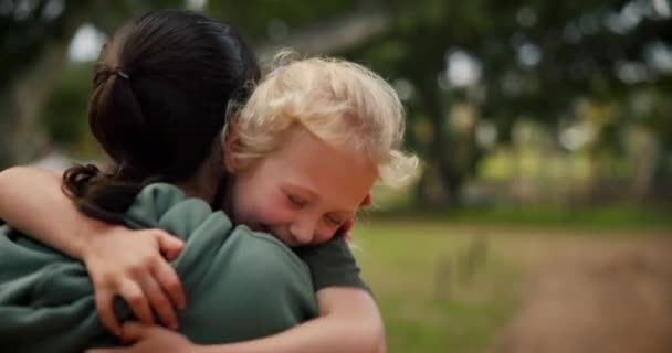 Criança Mãe Abraço Parque Livre Natureza Para Felicidade Aventura Diversão — Vídeo de Stock
