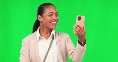Yeşil ekran, video çağrısı ve mutlu kadın tarafından onaylandı. Stüdyodaki telefon modeli. Akıllı telefon, merhaba ve bayan kişi gülümseme ile el, emoji ya da teşekkür, online veya iletişim.