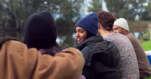 Venner Latter Gruppe Ved Søen Til Camping Picnic Pause Social – Stock-video