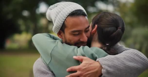 Feliz Abrazo Pareja Con Amor Parque Felicidad Con Apoyo Gesto — Vídeos de Stock