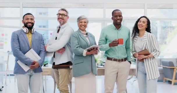 员工和商界人士在办公室里面对着创造性的多样性和微笑 为公司的成功 员工和管理层的形象而感到高兴的专业团体的骄傲与合作 — 图库视频影像