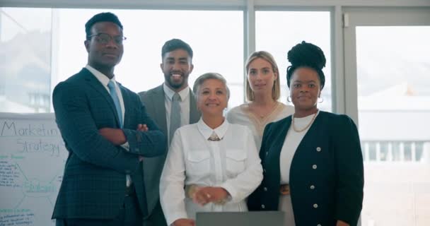 ビジネス関係者 私たちについて そしてミッション 多様性と笑顔のためにオフィスで顔を合わせるリーダー マーケティング代理店でのチームワークのためのコラボレーション サポート 肖像画を持つ男性 シニアCeo — ストック動画