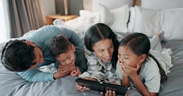 家长和平板电脑在卧室里游戏 网上故事和流媒体多媒体 爸爸或有孩子的快乐家庭早上在数字技术上放松一下 在家看卡通片或电影 — 图库视频影像