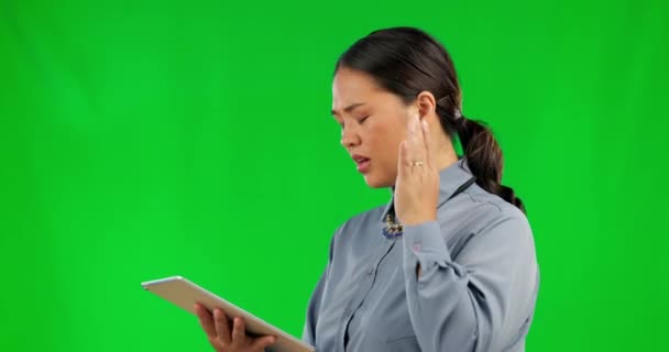 平板电脑 与工作室里的一个女商人在一个绿色的屏幕背景下解决问题感到困惑和沮丧 与一位年轻的亚裔员工一起对铬合金模型的技术 研究与怀疑 — 图库视频影像