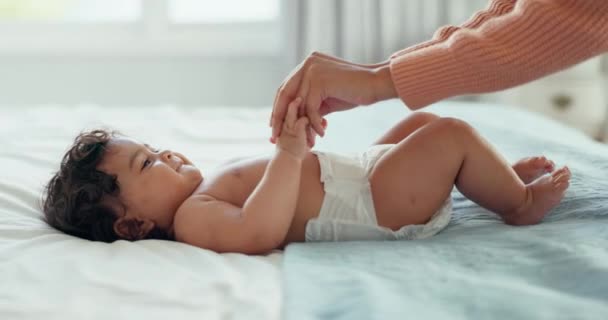 Χαλαρώστε Αγάπη Και Μητέρα Μωρό Στο Κρεβάτι Για Παιχνιδιάρικο Ευτυχισμένο — Αρχείο Βίντεο