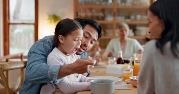 早餐时 亲吻和父亲一起在家里喂女孩麦片 有趣的爸爸 妈妈和孩子们吃着营养食物 健康的饮食和健康的身体 还有快乐父母的关爱 — 图库视频影像