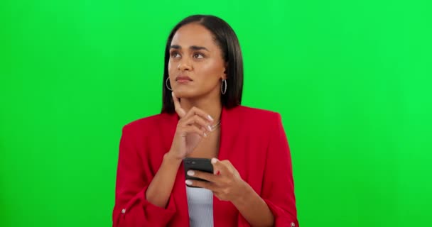 Düşünen Yeşil Ekran Sosyal Medya Için Telefonu Olan Kadını Cep — Stok video