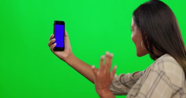 親指アップ 通信と仮想ネットワークを持つ緑の画面上のビデオ通話 電話や女性 こんにちは モバイルアプリのモックアップと影響力のライブストリーミングスタジオの背景に波と幸せな人 — ストック動画